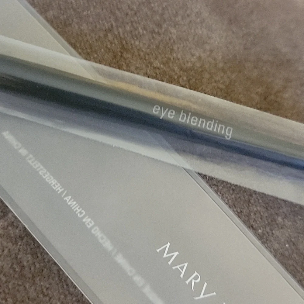 3/$20 Mary KAY Eye Blending Synthetic Brush
